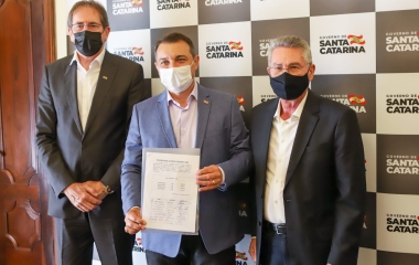Empregadores e trabalhadores entregam proposta do piso regional ao governador