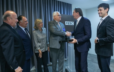 Diretoria da FIESC homenageia Altenburg pelos 100 anos de fundação