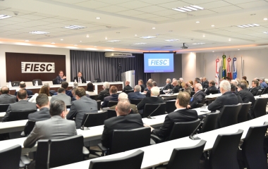 Em encontro com sindicatos industriais, FIESC destaca investimentos