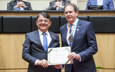 Presidente da FIESC recebe Comenda do Legislativo