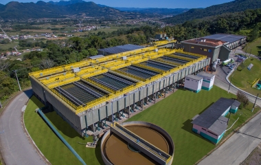 Laboratório do SENAI analisa qualidade da água da Casan