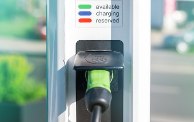 FIESC e Celesc lançam cartilha para instalações de tomadas para carros elétricos