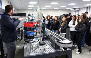 Estudantes participam de oficinas sobre cursos técnicos gratuitos no SENAI