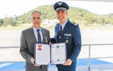 Presidente da FIESC recebe medalha Mérito Santos-Dumont