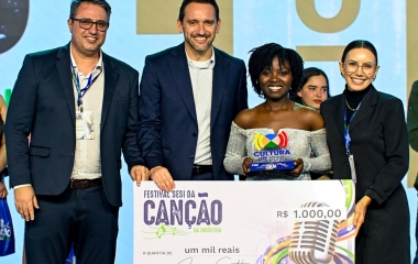 Haitiana que trabalha na JBS vence Festival da Canção na Indústria, do SESI/SC
