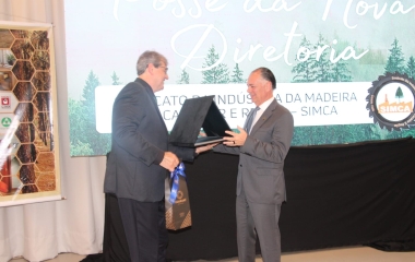 Presidente da FIESC recebe homenagem do SIMCA, de Caçador