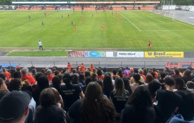 Jovens do Programa Novos Caminhos assistem a partida de futebol em Rio do Sul