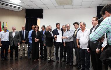 Autoridades participaram do ato de assinatura da ordem de serviço de ampliação da dragagem do Porto de Itajaí. Foto: Filipe Scotti