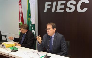 Presidente da Câmara de Transportes e Logística da FIESC, Mario Cezar de Aguiar, defendeu a preservação da ponte Hercílio Luz, cuja restauração também foi debatida na reunião. (Foto: Filipe Scotti)