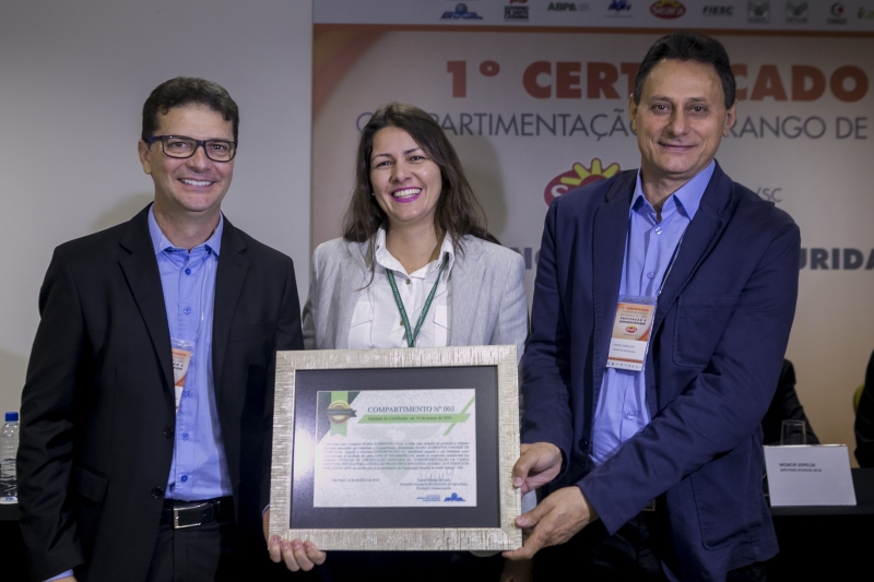 Executivos da Seara Alimentos recebem certificado da superintendente do MAPA em SC, Uellen Colatto. Foto: Fernando Willadino/Seara Alimentos