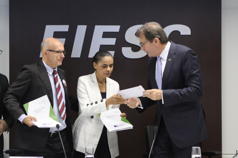 Mario Aguiar, da FIESC (dir.), entrega documento à Marina Silva e a Rogério Portanova, este candidato ao governo de SC pela Rede (foto: Filipe Scotti)
