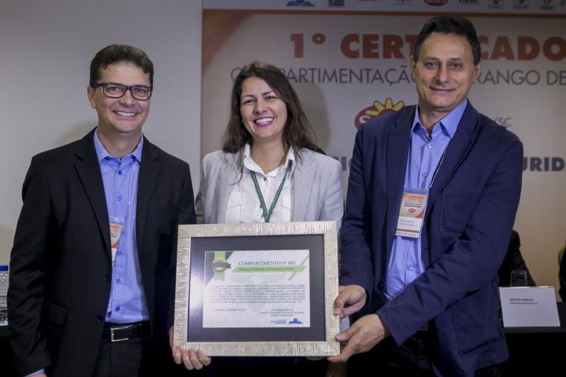 Executivos da Seara Alimentos recebem certificado da superintendente do MAPA em SC, Uellen Colatto. Foto: Fernando Willadino/Seara Alimentos