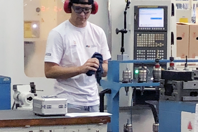 Allan Scholze festeja o ouro em fresagem CNC