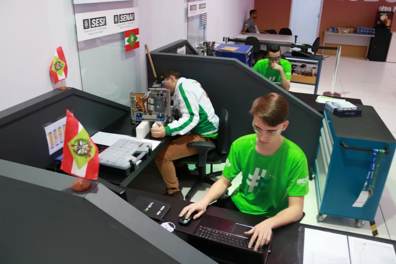 Dupla composta pelos estudantes do SENAI em Jaraguá do Sul - Róger (e) e Rafael (d) - está confiante em alcançar bom resultado. Foto: Ivonei Fazzioni