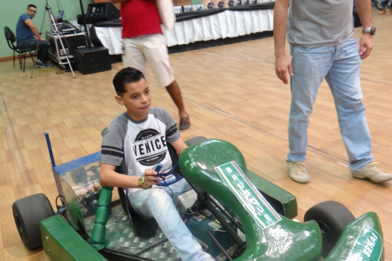 Em Brusque o SENAI montou um circuito com kart  elétrico (Foto: Rúbia Guedes)