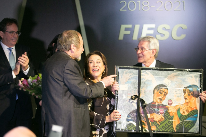 Artista Juarez Machado (e) entregou uma obra para Côrte e sua esposa Silvia. Foto: Marcos Campos