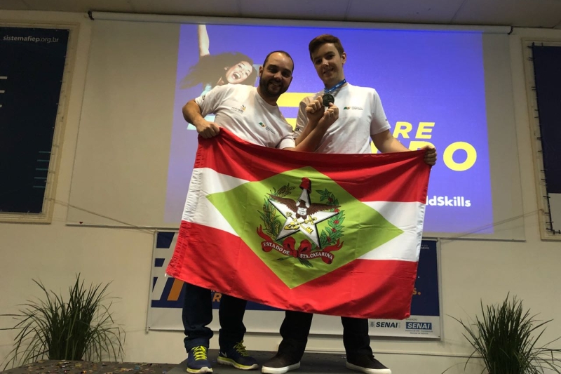 Jailson Sandro Schüssler (d), de São José, foi prata em redes de cabeamento estruturado