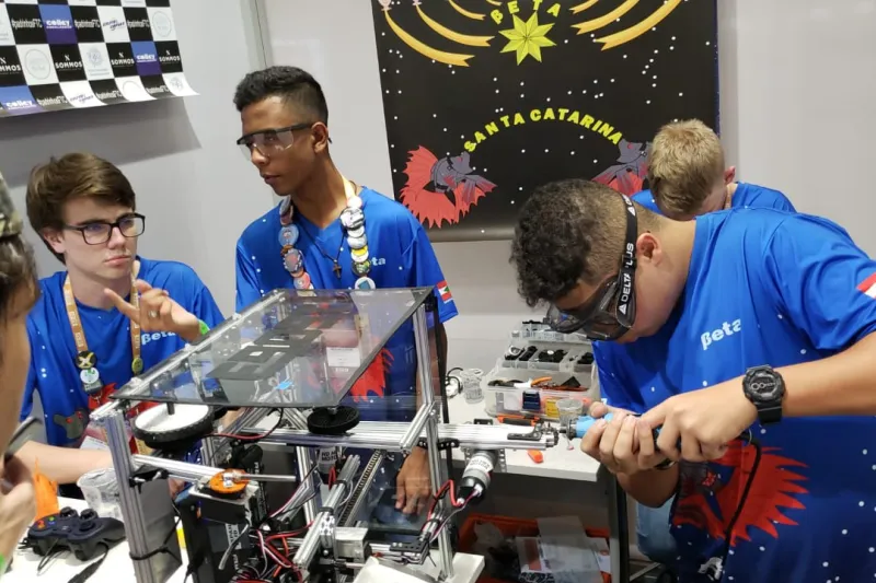 Equipe Beta de Joinville, que participa da competição First Tech Challenge. Foto: Divulgação SESI/SENAI