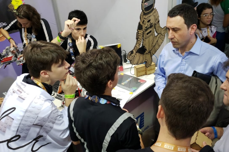 Fabrizio Pereira, superintendente do SESI e diretor regional do SENAI, conhece os projetos de SC. Foto: Divulgação FIESC