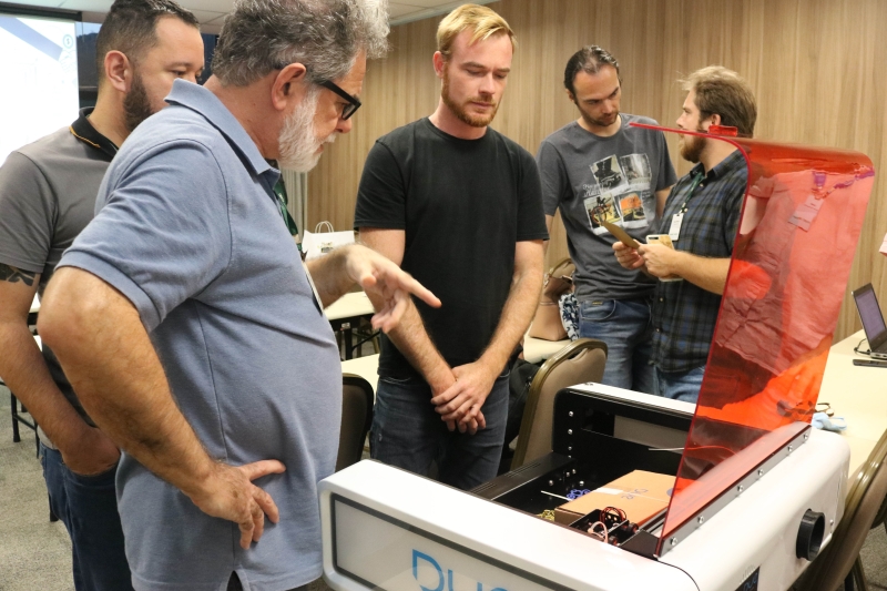 Máquina faz corte e marcação a laser e se adapta facilmente à sala de aula graças ao tamanho compacto. 