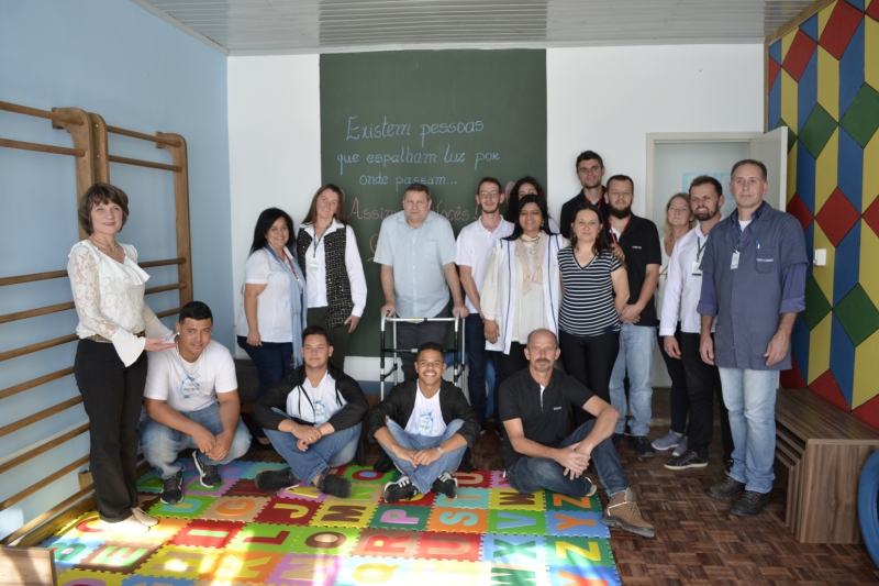 Estudantes e alunos que atuaram no projeto. (Foto: Ivan Liebl)