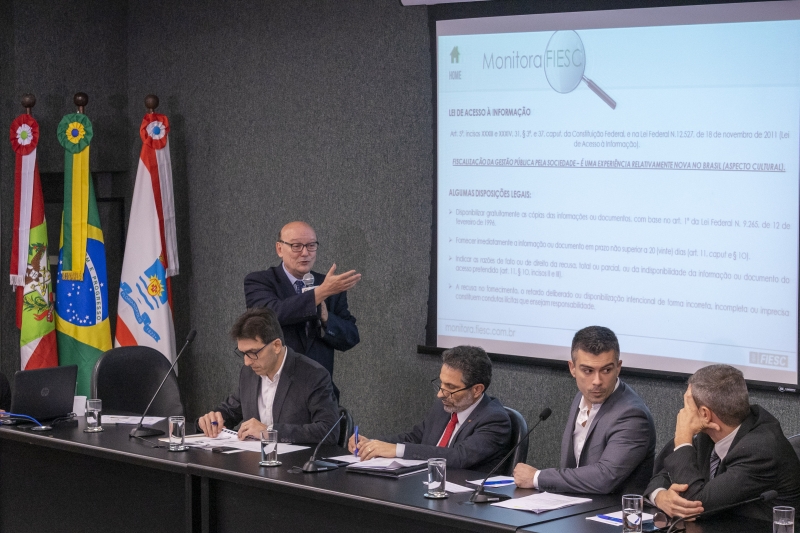 Egídio Martorano, da FIESC, durante apresentação na audiência (foto: Fábio Queiroz/Agência Alesc)
