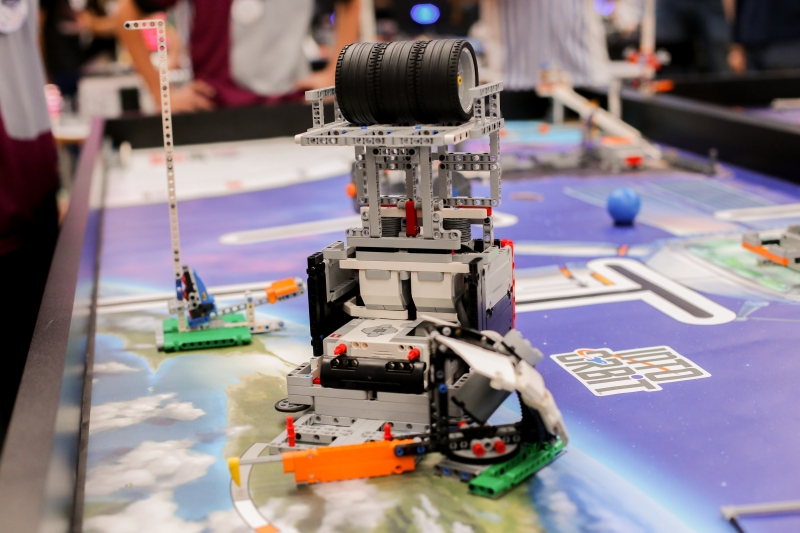 Drones e robôs enfrentam desafios em evento de educação tecnológica