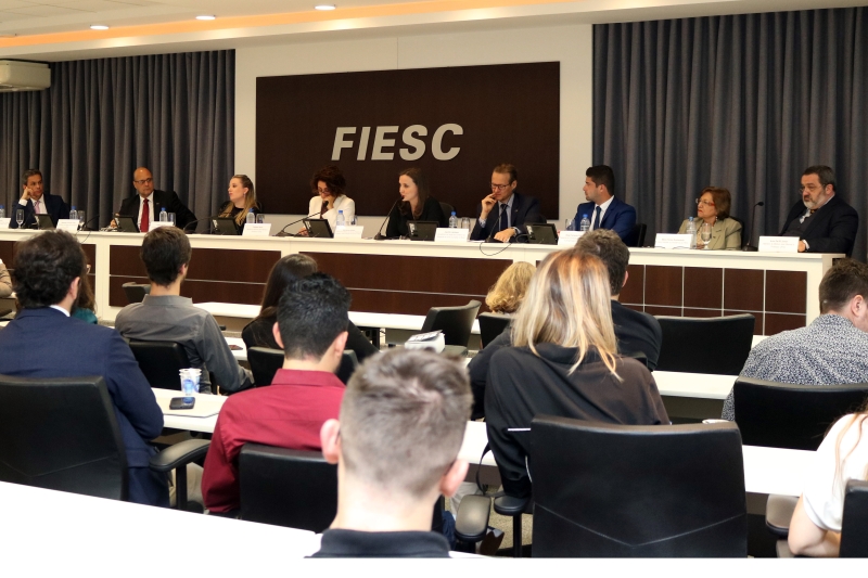 Especialistas durante o debate