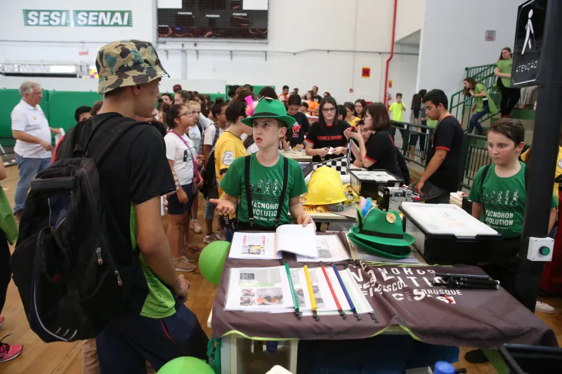 Estudantes da Tecnorob explicam a visitantes a ideia do projeto desenvolvido. Foto: Roby Gartz