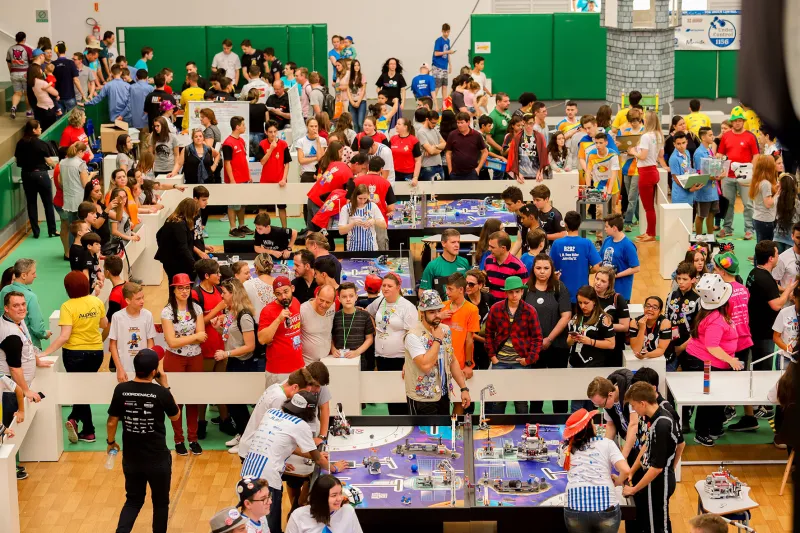 Universo reúne atividades mão na massa e tecnologias aplicadas em sala de aula
