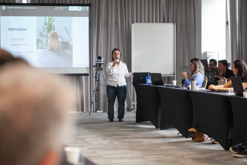 Engenheira ambiental da Portobello, Fabíola Gava, em apresentação na reunião da Câmara (foto: Filipe Scotti)