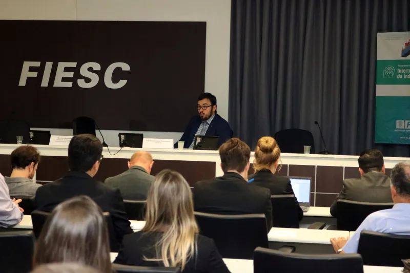 Analista de inteligência comercial da Apex, Pedro Piá de Andrade, durante apresentação no evento (foto: Dâmi Radin)