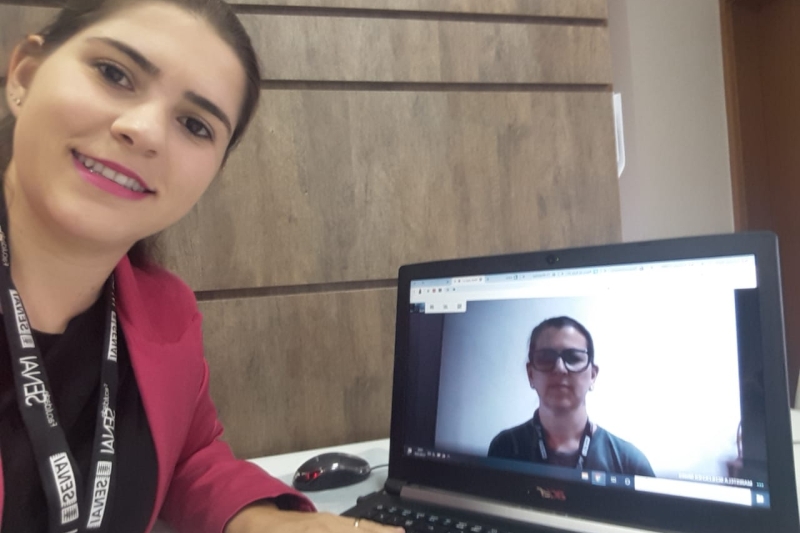 Creciana Endres (e) em atividade à distância com a colega Maristela Schleicher Silveira