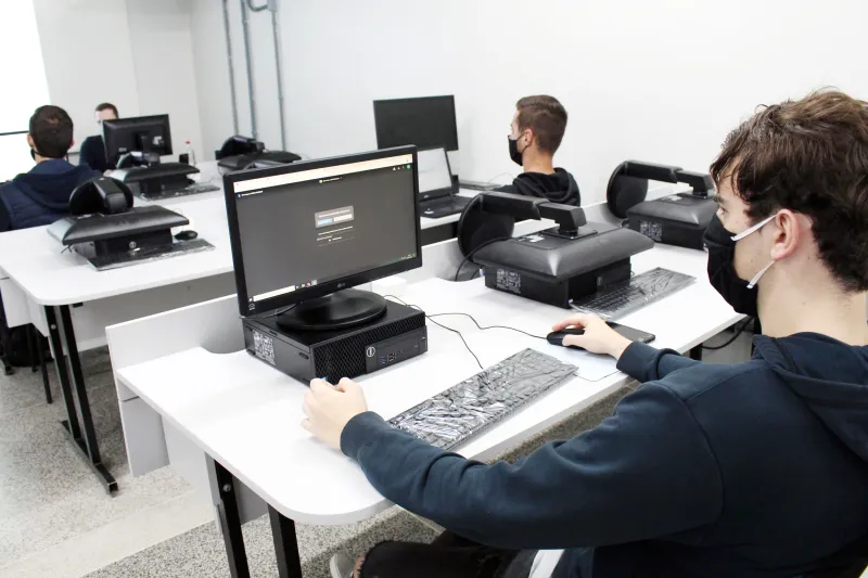 Aula do curso superior de Engenharia Mecânica no SENAI em Rio do Sul. Foto: Débora Cláudio.