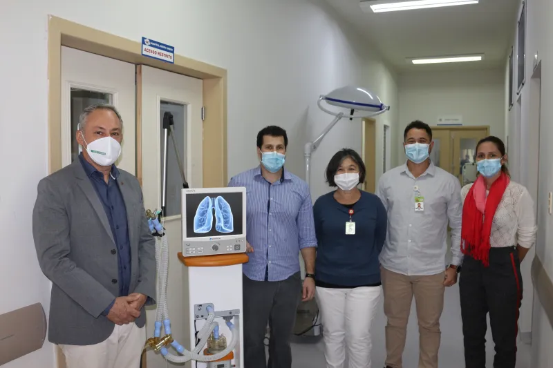 Vice-presidente da FIESC para a Grande Florianópolis, Fernando Rocha (e) e a equipe do Hospital Nereu Ramos. Foto: Rogério Kiefer.