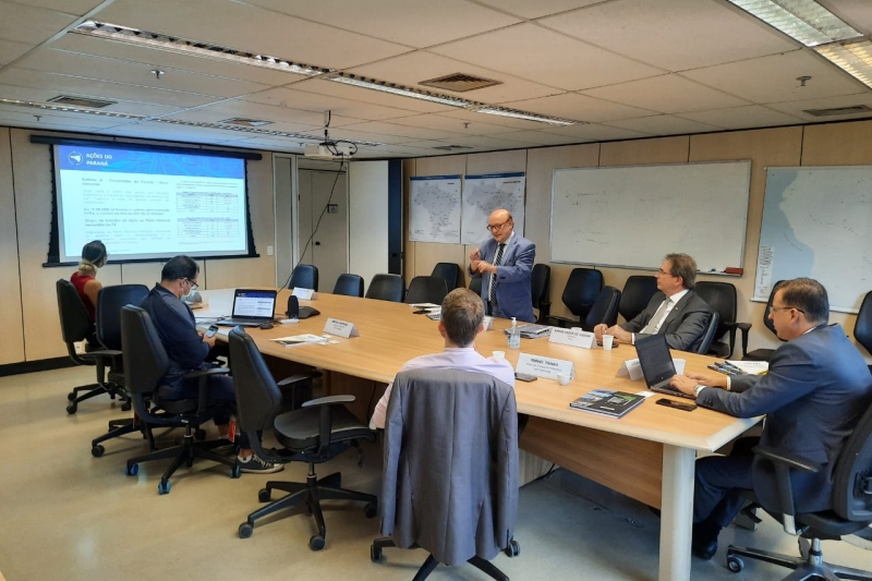 Gerente de logística da FIESC, Egídio Martorano (em pé), durante apresentação na reunião realizada no Ministério