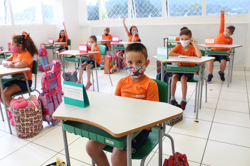 Alunos são orientados sobre o distanciamento e outras medidas de proteção. Foto: Debora Claudio