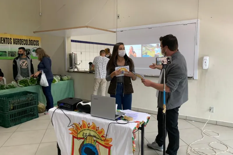 Equipe da Escola 25 de Maio falou diretamente de uma feira de produtores, em Fraiburgo (divulgação)