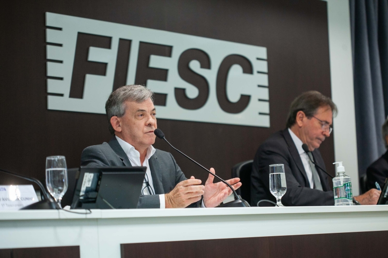 Paulo Eli (E) tratou de questões tributárias (foto; Filipe Scotti)