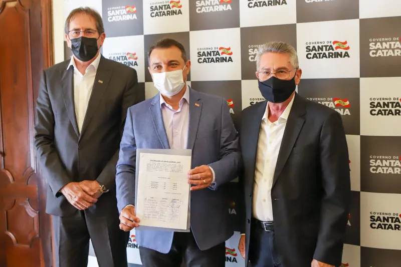 Empregadores e trabalhadores entregam proposta do piso regional ao governador