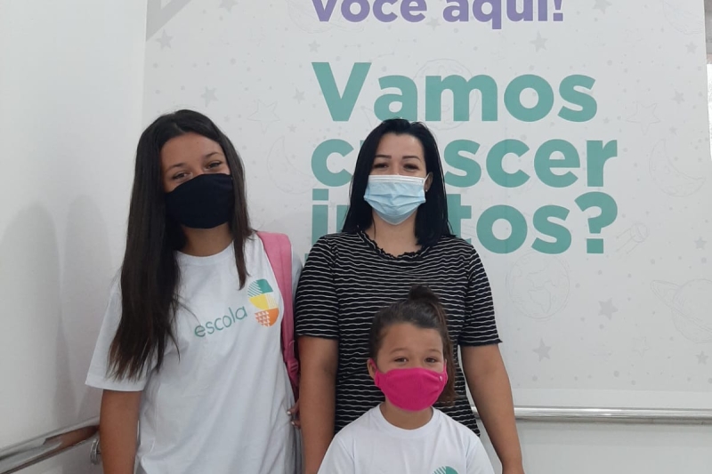 Julia (e), Lorena e a mãe (foto: Rubia Guedes)