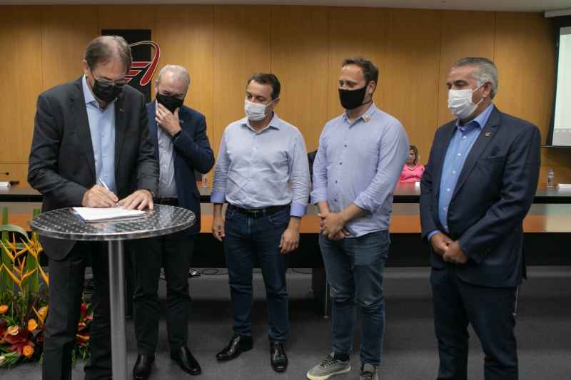 Assinatura do contrato para início das obras ocorreu em reunião na ACIJ com a presença do governador Carlos Moisés. Foto: Filipe Scotti