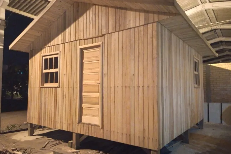 Alunos do curso de carpintaria constroem casa que será doada para família de Lauro Müller