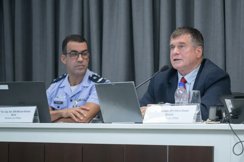 Coronel aviador (R1) Hilton Grossi Silveira (dir.) (foto: Filipe Scotti)