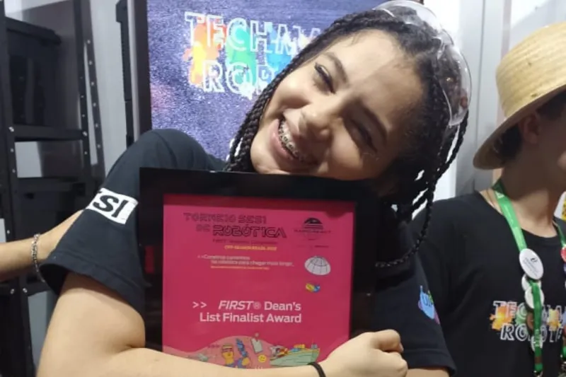 Rebeca, com o reconhecimento de melhor líder de equipe da competição FRC. Foto: Divulgação/SESI