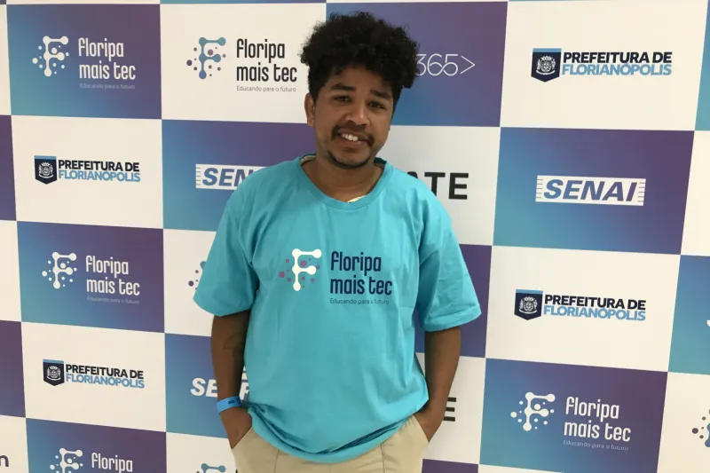 Jhonata já ensina informática básica em comunidades da Capital. Foto: Elida Ruivo