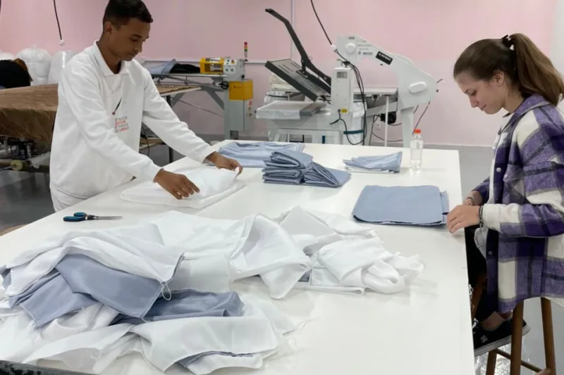 Voluntários do projeto Retalhos do Bem separando doações recebidas de indústrias. Foto: Divulgação/FIESC