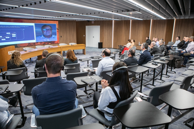 Para Pallister (tela), reinvenção exige integração e alinhamento de fatores, aceleração, geração de valor e realização da visão estratégica da empresa (foto: Ivonei Fazzioni)