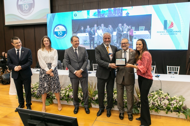 Com 32 aprendizes contratados desde 2020, a Sul Catarinense foi homenageada por ser a maior empregadora de jovens egressos do Novos Caminhos. Foto: Filipe Scotti