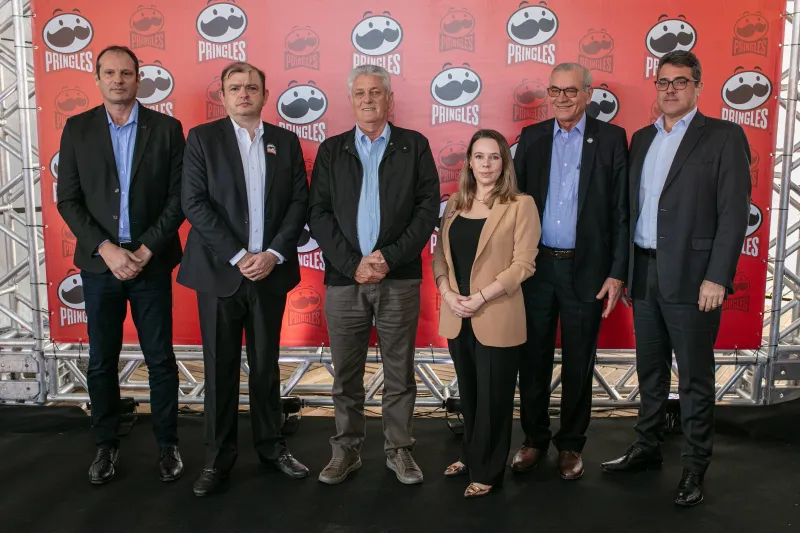 Jardel Carminatti, gerente executivo SESI/SENAI para a região Oeste, Alberto Raich, vice-presidente e gerente geral da Kellogg no Brasil, Waldemar Schimitz, vice-presidente da FIESC para a região Oeste, Evelyne Faccio, head de Assuntos Corporativos da Kellogg, Silvio Dreveck, secretário de Estado da Indústria, Joni Menezes, secretário adjunto de Estado da Indústria. Foto: Divulgação / Kellogg